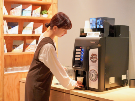 ■furano share lounge■多くの本やホテルセレクトの挽きたて珈琲を提供。大人だけのリラックス空間