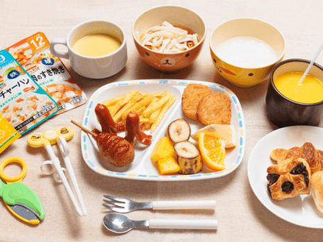 離乳食やキッズメニューも豊富にご用意。少し低めの段で、子供も取りやすくなっています。
大人もゆっくりお食事を楽しめるよう、クーハンやキッズチェアはもちろん、スマホスタンドや絵本なども揃えました。