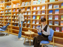 ■furano share lounge■多くの本やホテルセレクトの挽きたて珈琲を提供。大人だけのリラックス空間