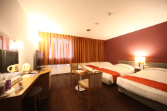 トリプルルーム。4名利用時はソファベッドが1台追加で設置されます。