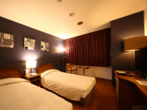 16～18平米。バスタオル、フェイスタオル、ハンドソープ、リンスインシャンプー、ボディーソープ、歯ブラシ、髭剃り、ドライヤー、作務衣、女性用化粧品モイスチャーローション、モイスチャーミルク、クレイジングウォッシュをご用意しています。