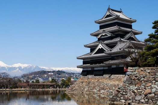 国宝「松本城」は現存する五重六階の天守としては日本最古の建造物。
