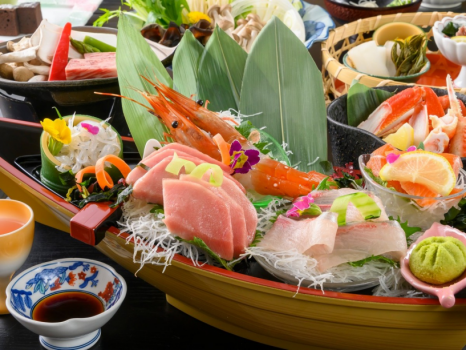 彩り鮮やかな豊洲直送マグロと海鮮彩り舟盛り！