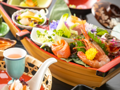 料理長自慢の豊洲港直送の魚介舟盛りをお楽しみください