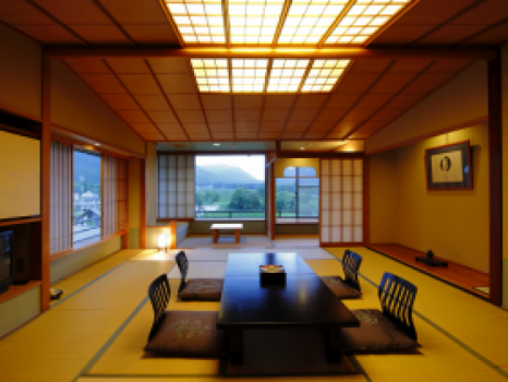 部屋からの眺望が旅の疲れを癒す葵館。
 広くゆったりした空間からは、爺ヶ岳が一望できます。