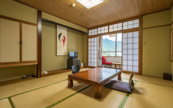 【梓館和室】遠くに山並みを望む梓館基本和室（お部屋により眺望が異なります）