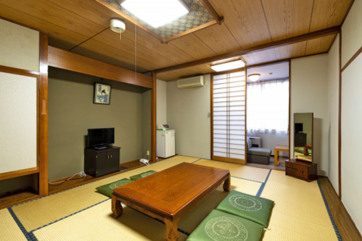 旧館桂館和室。1.2階のお部屋です。新しくはありませんがトイレ付で快適。リーズナブルなお部屋です。