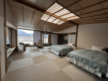 広々としたお部屋にツインベッド２台を備えております