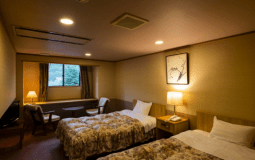 【葵館トリプル】ツインベッドのあるお部屋とシングルベッドのお部屋がコネクティングされたトリプル