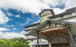 澄んだ空と外観。空高く澄んだ青空。