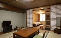 【桂館ベッド付】旧館の和室に、シングルベッドを備えたお部屋です。