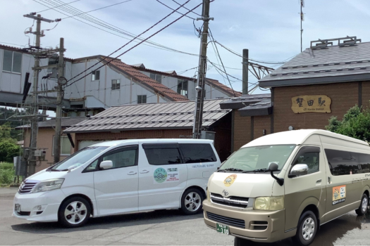デマンド型乗合タクシー 「わんタク定時便（右）」と「わんタクフリー便（左）」
詳しい乗降箇所や時刻表は、公式ホームページにてご確認ください。