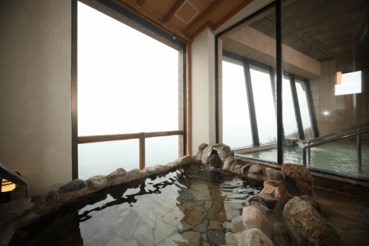 女性露天風呂。津軽海峡が眼下に望めます。 女性露天風呂。津軽海峡が眼下に望めます。