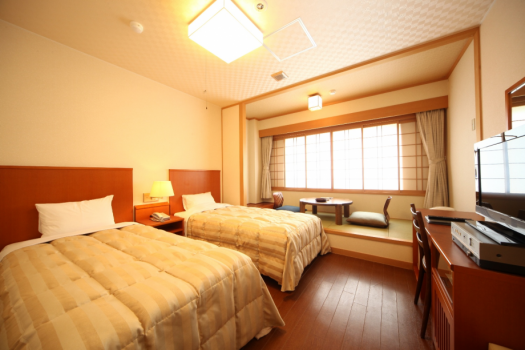 和洋室の一例。３名様までご利用いただけます。ファミリーにも最適なお部屋です