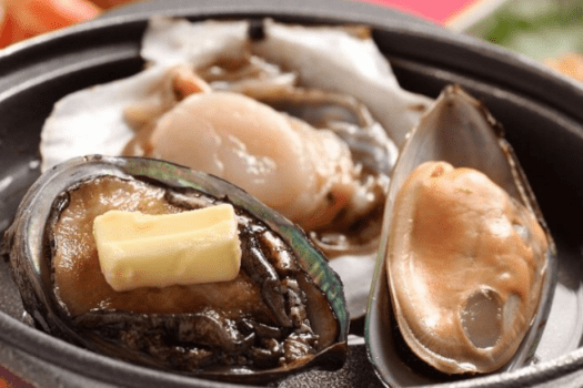 陶板で焼いていただきます♪帆立・あわび・ムール貝