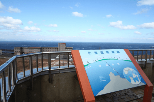 冬の津軽海峡と道南の山並み