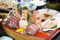 【船型生魚片拼盤方案示意圖】將提供「津輕豬」的陶板焼。※船型生魚片拼盤是一人一艘。