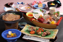 【大漁舟盛膳の一例】つがる豚の陶板焼き付き。※お造りは、舟盛りでおひとり様に１つずつご提供します。