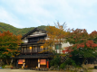 紅葉時の正面外観