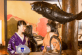 樹齢500年の柱で支えられた吹き抜けのロビー。懐かしくゆるやかな時間が流れます。