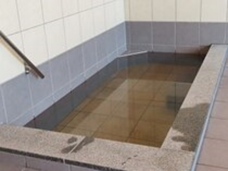 中国山脈から湧き出た硬度１１の超軟水の水風呂でサウナで火照った体を冷やしてお楽しむください