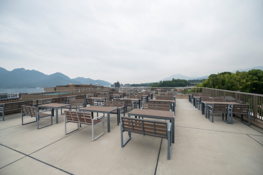 海と山に囲まれた高台、当館360度ビュー。朝陽を浴びて1日スタート