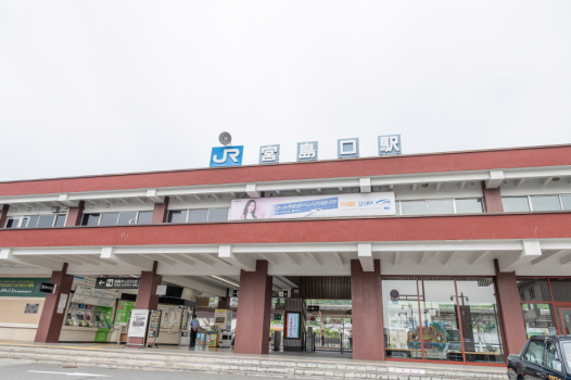 駅から徒歩8分。宮島の対岸にあり、船での移動が不要です。