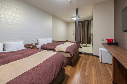 和モダンな和洋室の部屋です