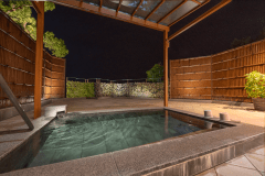 温度が内風呂より若干低めの露天風呂です。ゆっくりと潮風を感じながらゆっくりとお入りください。