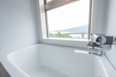 お風呂からは宮島を望むことができます