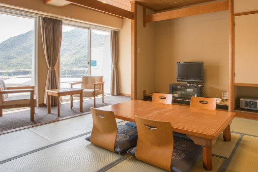 【山側 和室10畳】落ち着いた雰囲気で心身ともにリラックスできる癒しの空間です。