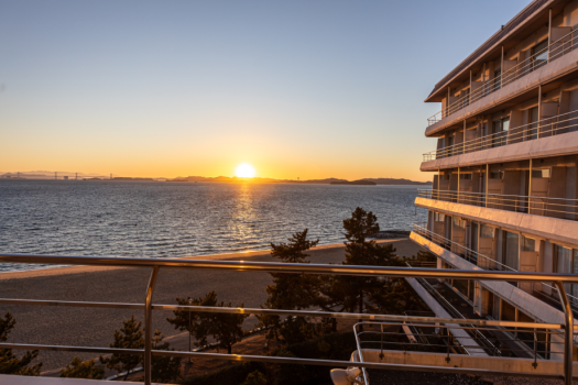 目の前は瀬戸内海。 目の前は瀬戸内海。