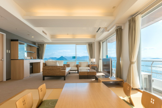 【海側　ロイヤルスイートルーム】カーテンを開けると瀬戸内海の雄大な景色をご覧いただけます。