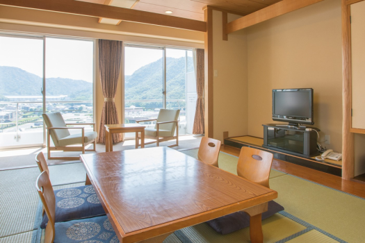 ホテルにいながら、まるで旅館にいるかのような和のお部屋。落ち着いた雰囲気で心身ともにリラックスできる癒しの空間です。（バスなし・温泉をご利用ください）※フロアに1部屋のみ