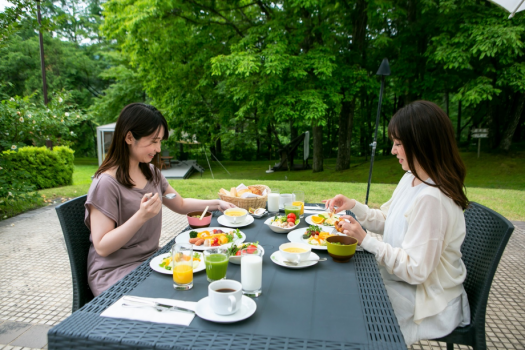 朝の光を浴びて、テラスでゆったり朝食。