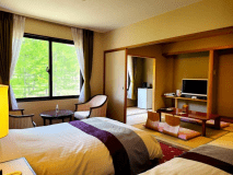 和洋室ツインベッドに6畳の和室を加えた居心地の良い空間。