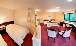 55㎡の静かな角部屋です。
★標準客室設備
・バス、トイレ
・温水洗浄トイレ
・テレビ
・冷蔵庫（当館自慢の湧水（天然水）をご用意しております）
・ポット
★アメニティ
・バスタオル・タオル
・歯ブラシセット
・シャンプー・リンス・ボディソープ
・ドライヤー・髭剃り・綿棒・ブラシ
・浴衣（男女兼用サイズS～LL）
★ご利用可能人数
2～4名様