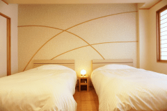 本館・山側・和洋室（ツイン＋８畳）寝室例