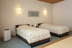 新館・和洋室（ツイン＋１０畳）寝室スペース