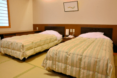 『本館・和洋室ツイン＋3畳（広縁なし・椅子あり）一例』