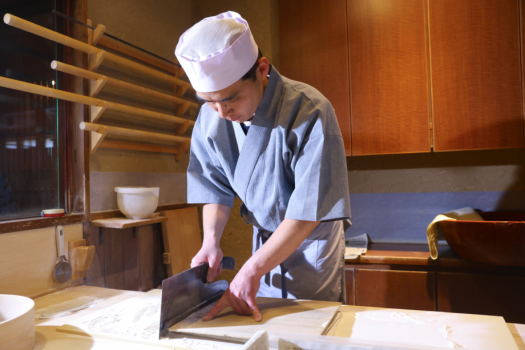 お蕎麦は全て館主が手打ちしております　香りやのどごしをお楽しみくださいませ