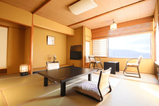 ｜最上階和室8畳｜眺めの良いお部屋　入口には階段がございます