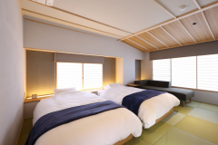 ■バリアフリー和洋室308号室のお部屋　ベッドルームにはセミダブルベッド2台とソファーベッドが1台ございます