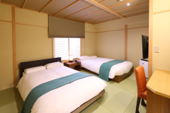 【バリアフリーモダン和洋室 303号室】ベッドルームの様子