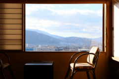 最上階の6階に位置し、天気が良い日は松本平が見渡せます。