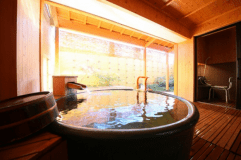 【禁煙】バリアフリー露天風呂付和洋室　客室露天風呂の様子。
露天風呂まで車椅子で行くことができます。シャワー室もございます。