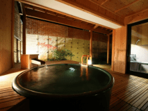 【禁煙】バリアフリー露天風呂付和洋室　客室露天風呂の様子。
露天風呂まで車椅子で行くことができます。シャワー室もございます。