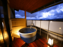 &Lt;【禁煙】露天風呂付き客室/和室8畳＋6畳&Gt;の客室露天風呂の様子。玉之湯の人気のお部屋タイプの一つです。