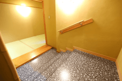 ｜最上階和室8畳｜入口には階段がございます　足元には十分お気をつけくださいませ