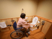 【禁煙】バリアフリー温泉付特別室トイレの様子。介助なしでも安心してご利用頂けます。
